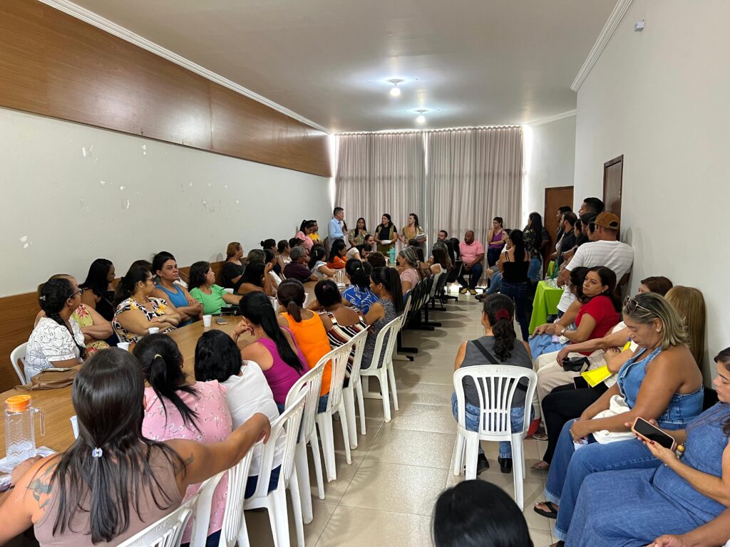 Secretaria Municipal de Educação realiza reunião com os servidores do ano de 2024 - 002