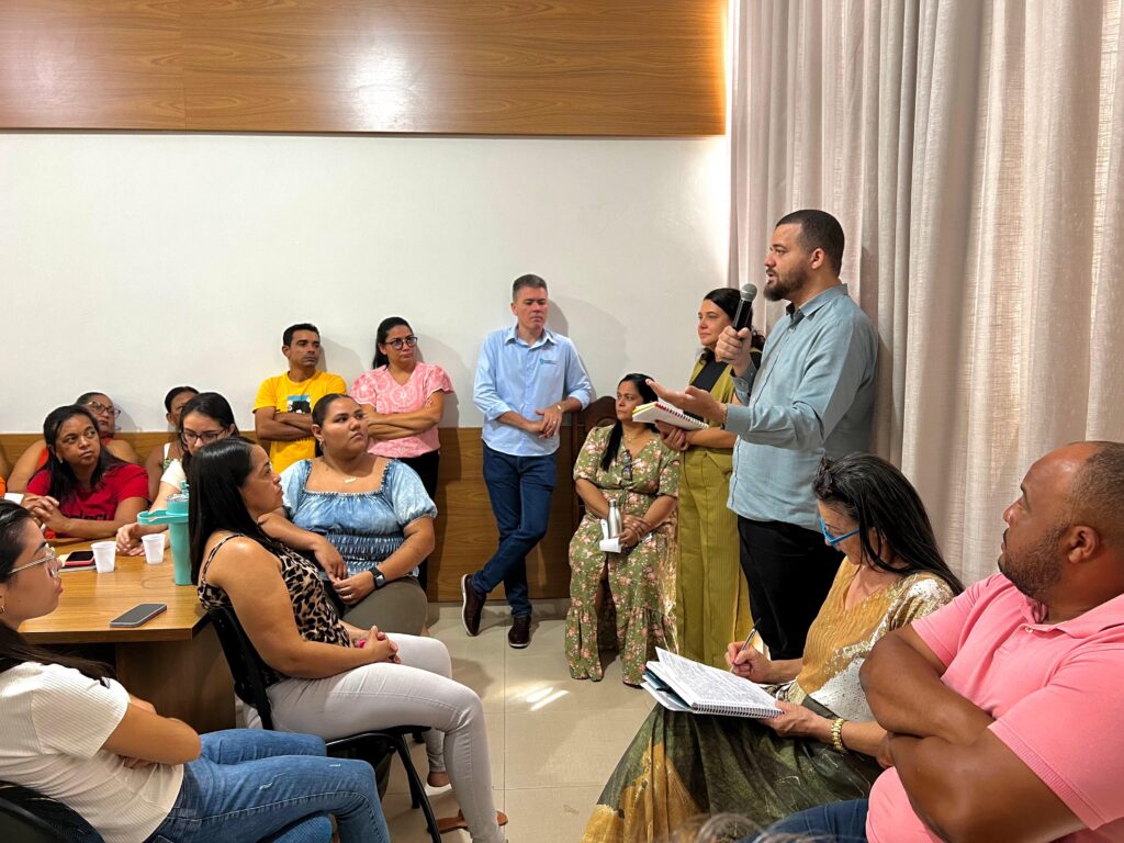 Secretaria Municipal de Educação realiza reunião com os servidores do ano de 2024 - 003