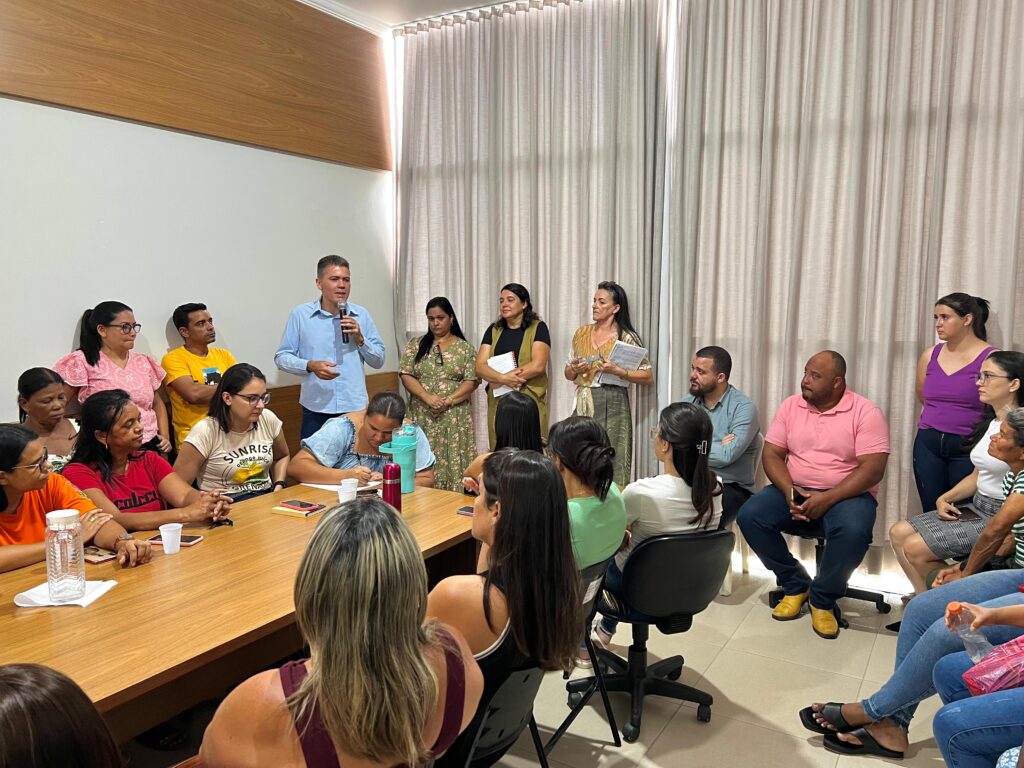 Secretaria Municipal de Educação realiza reunião com os servidores do ano de 2024 - 004