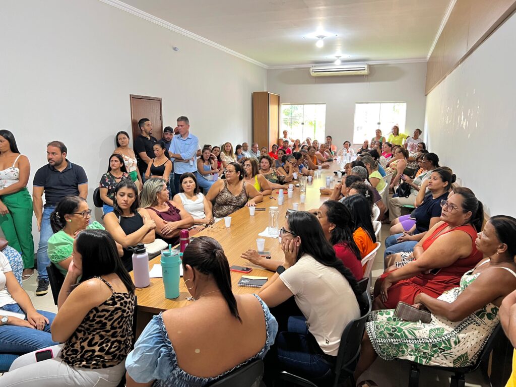 Secretaria Municipal de Educação realiza reunião com os servidores do ano de 2024 -005