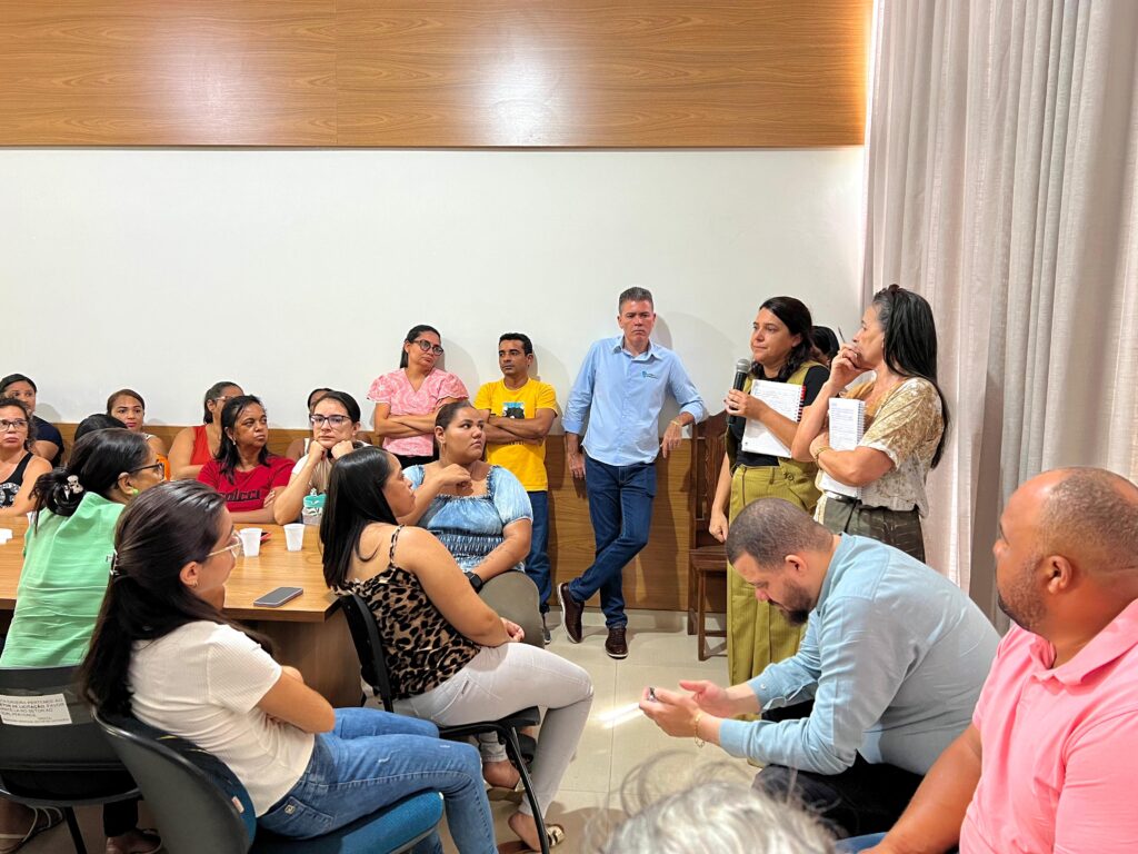 Secretaria Municipal de Educação realiza reunião com os servidores do ano de 2024 - 006