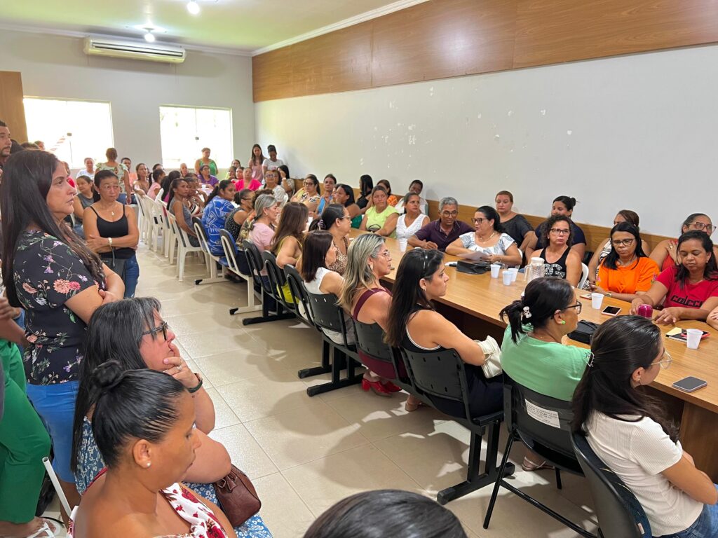 Secretaria Municipal de Educação realiza reunião com os servidores do ano de 2024 - 001